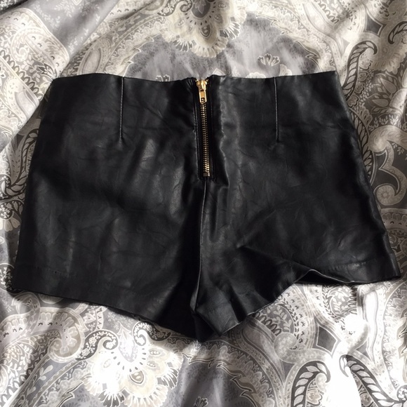 Chain Detailed Shorts - Picture 2 of 3